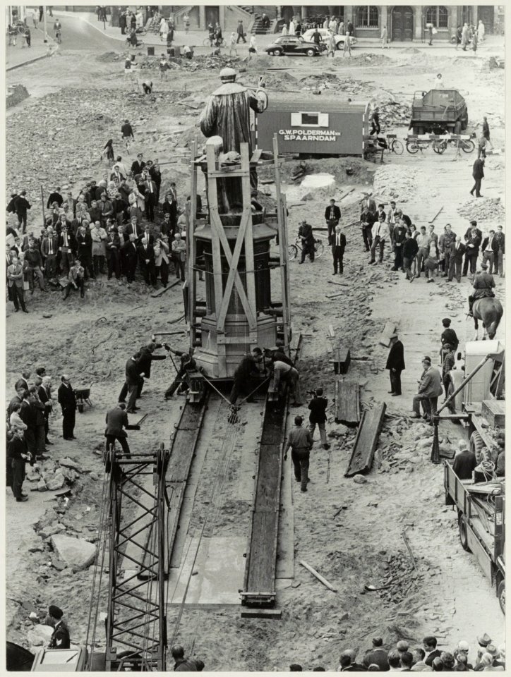 Herinrichting Grote Markt het beeld van Lourens Jansz. Coster wordt verplaatst. NL-HlmNHA 54011787