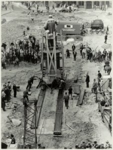 Herinrichting Grote Markt het beeld van Lourens Jansz. Coster wordt verplaatst. NL-HlmNHA 54011787 photo