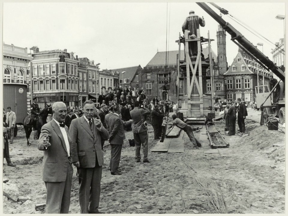 Herinrichting Grote Markt het beeld van Lourens Jansz. Coster wordt verplaatst. NL-HlmNHA 54011783