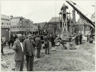 Herinrichting Grote Markt het beeld van Lourens Jansz. Coster wordt verplaatst. NL-HlmNHA 54011783