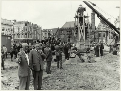 Herinrichting Grote Markt het beeld van Lourens Jansz. Coster wordt verplaatst. NL-HlmNHA 54011783 photo