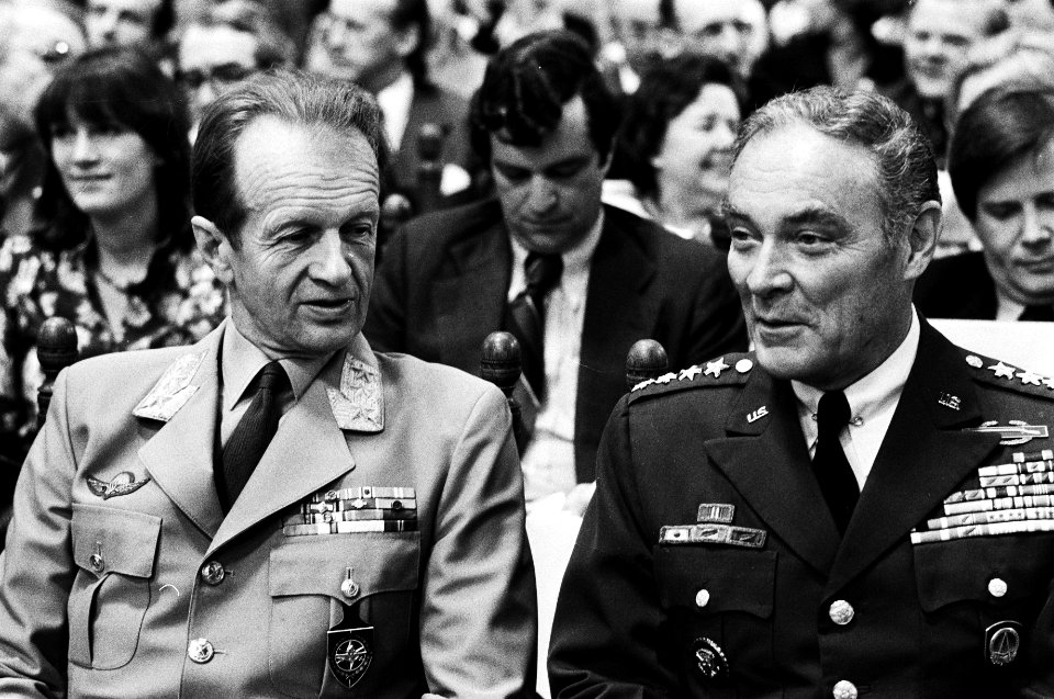 Herman Fredrik Zeiner-Gundersen (l), Chairman of the NATO Military Committee en , Bestanddeelnr 930-2907