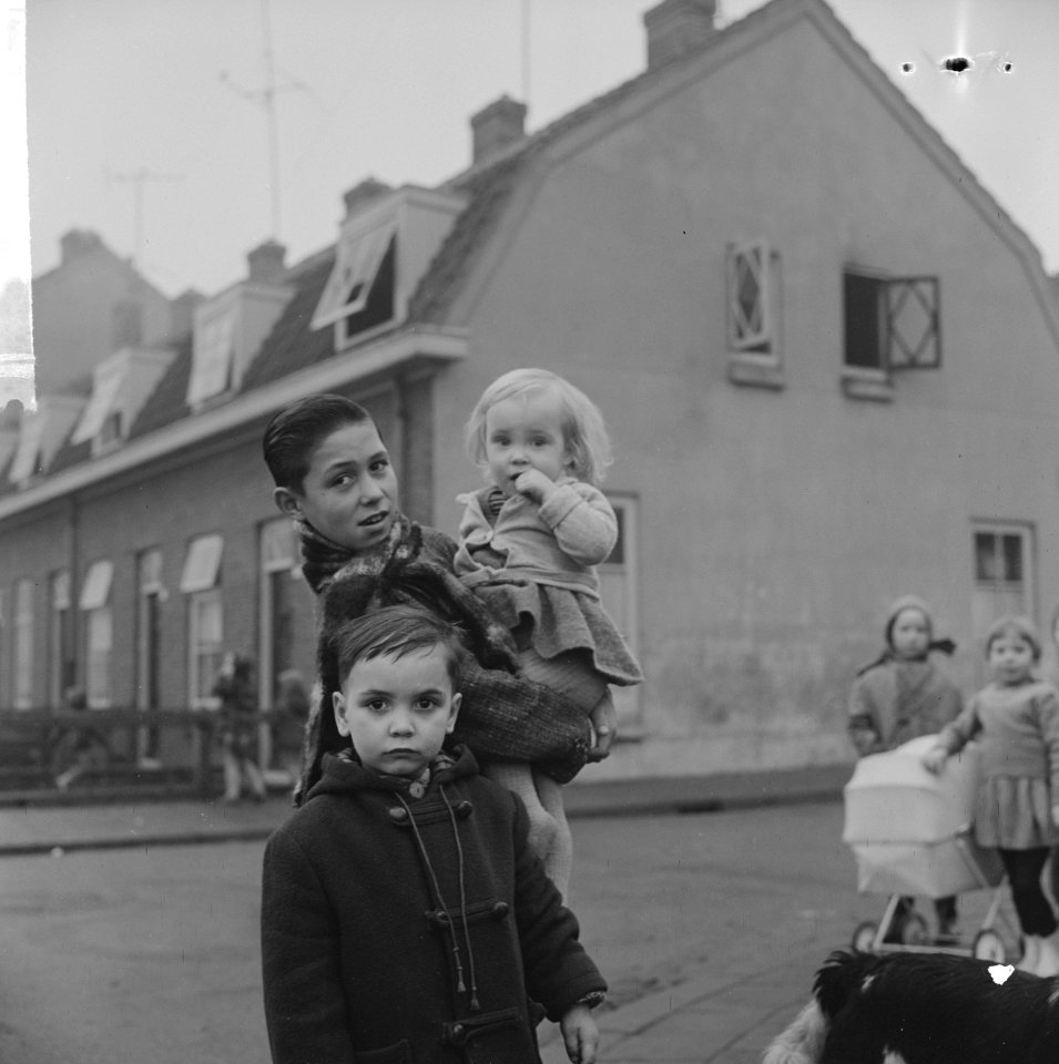 Herman Majoor 11 jaar in Dordrecht zijn vier jaar jonger broertjes en zusje gere, Bestanddeelnr 915-9849