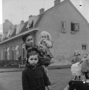 Herman Majoor 11 jaar in Dordrecht zijn vier jaar jonger broertjes en zusje gere, Bestanddeelnr 915-9849