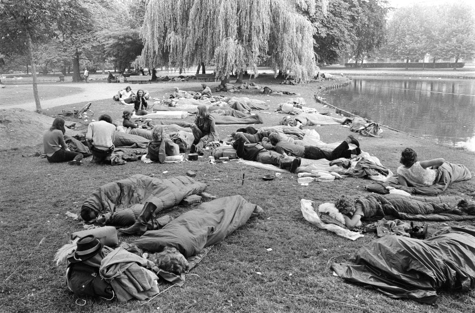 Hippies slapen in Vondelpark Amsterdam, slapers, Bestanddeelnr 924-7326