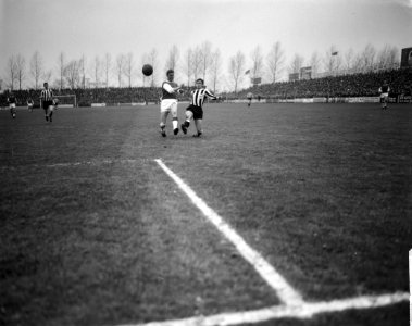 Heracles tegen Ajax 1-0, Cees Groot (Aja) in duel met Finken, Bestanddeelnr 916-1132