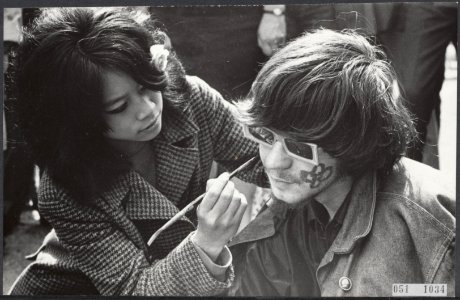 Hippie beschildert gezicht van andere hippie, Bestanddeelnr 051-1034