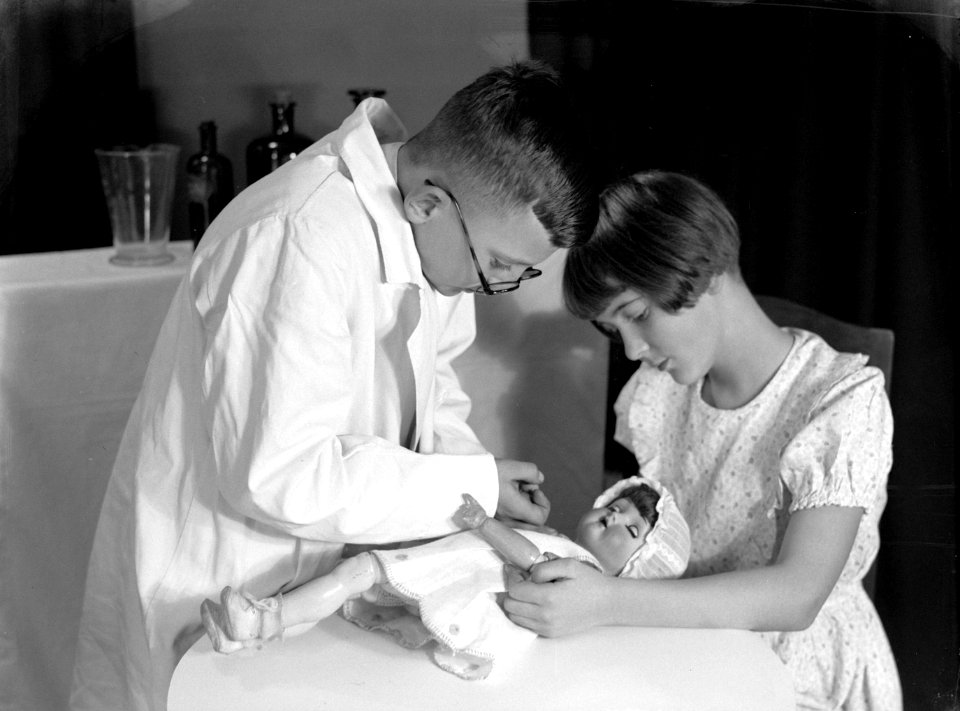 Herman speelt een dokter die de pop van Willy onderzoekt, Bestanddeelnr 189-1153