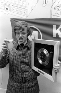 Herman van de beatgroep Hermans Hermits kreeg gouden plaat voor No Milk Today, Bestanddeelnr 919-8895