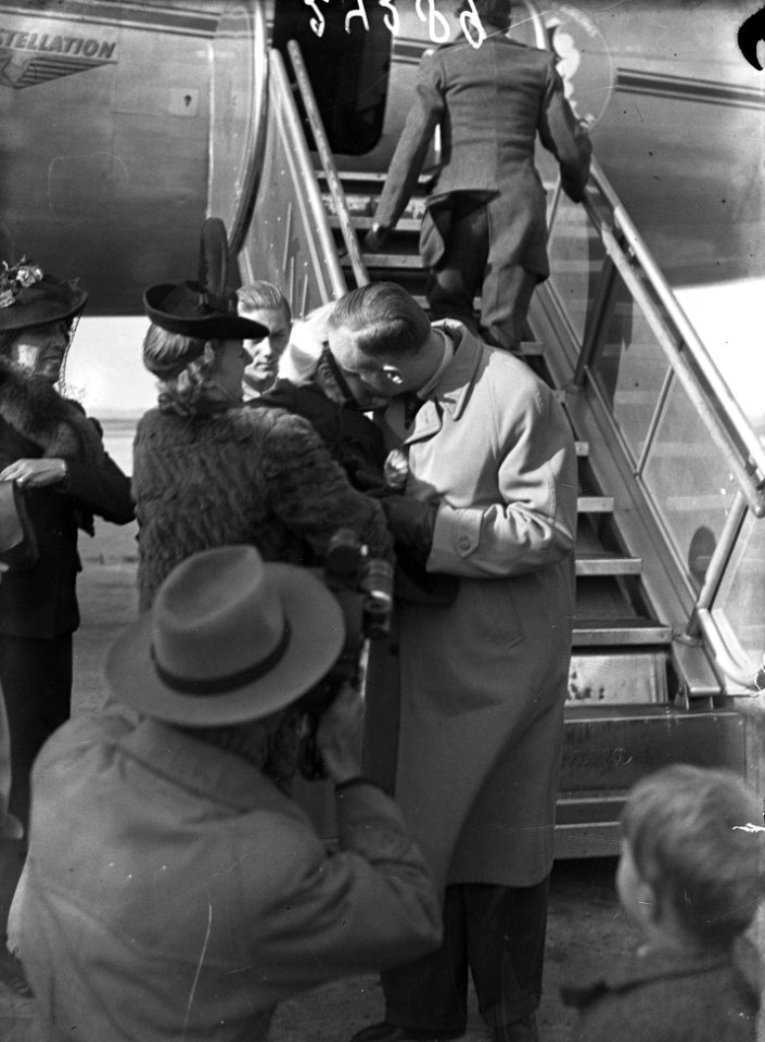 Herman van Eyck terug op Schiphol, Bestanddeelnr 934-6705