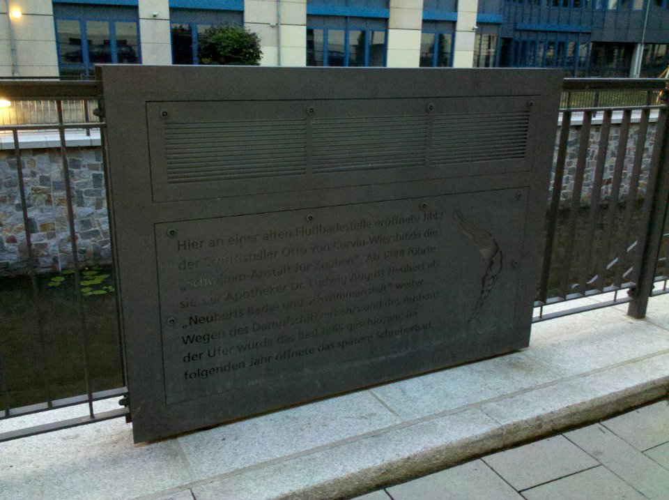 Hinweistafel auf Otto Julius Bernhard von Corvin-Wiersbitzki und Ludwig August Neubert am Elstermühlgraben in Leipzig im Juni 2016