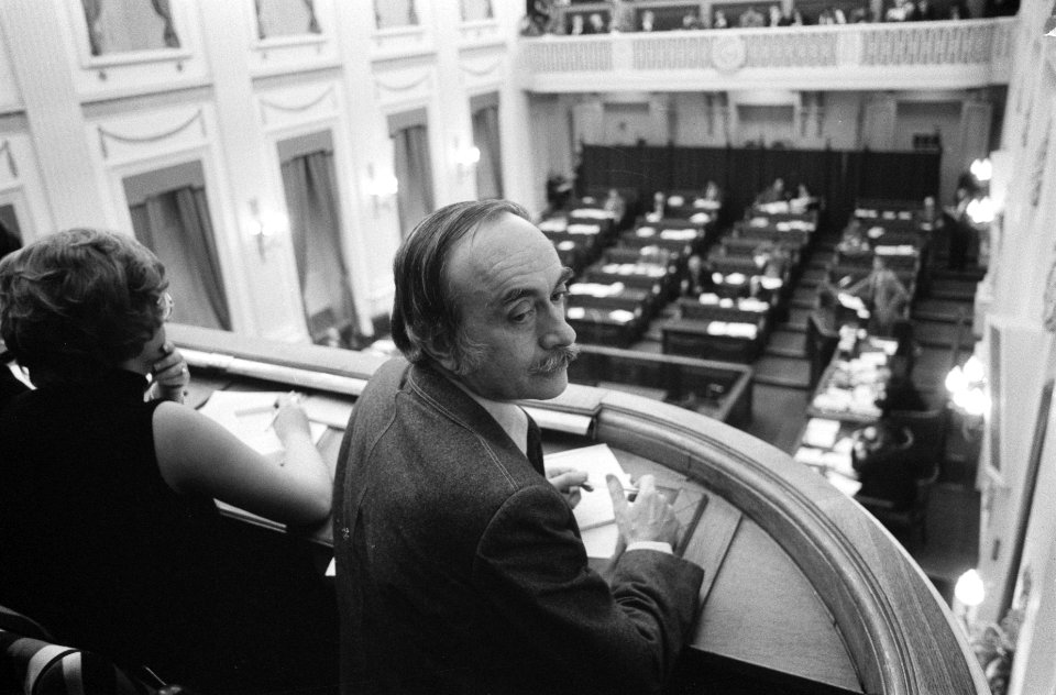 Herman van Run, de hoofdredacteur van De Tijd op de publieke tribune, Bestanddeelnr 926-9860