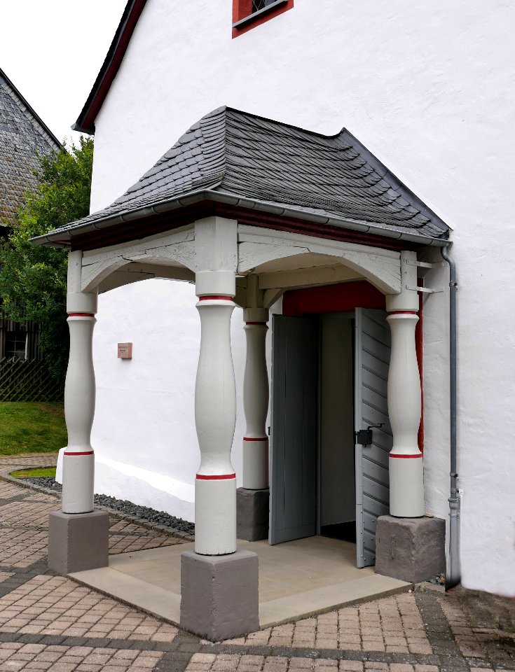 HirschfeldKircheVordachBeimEingangH1a