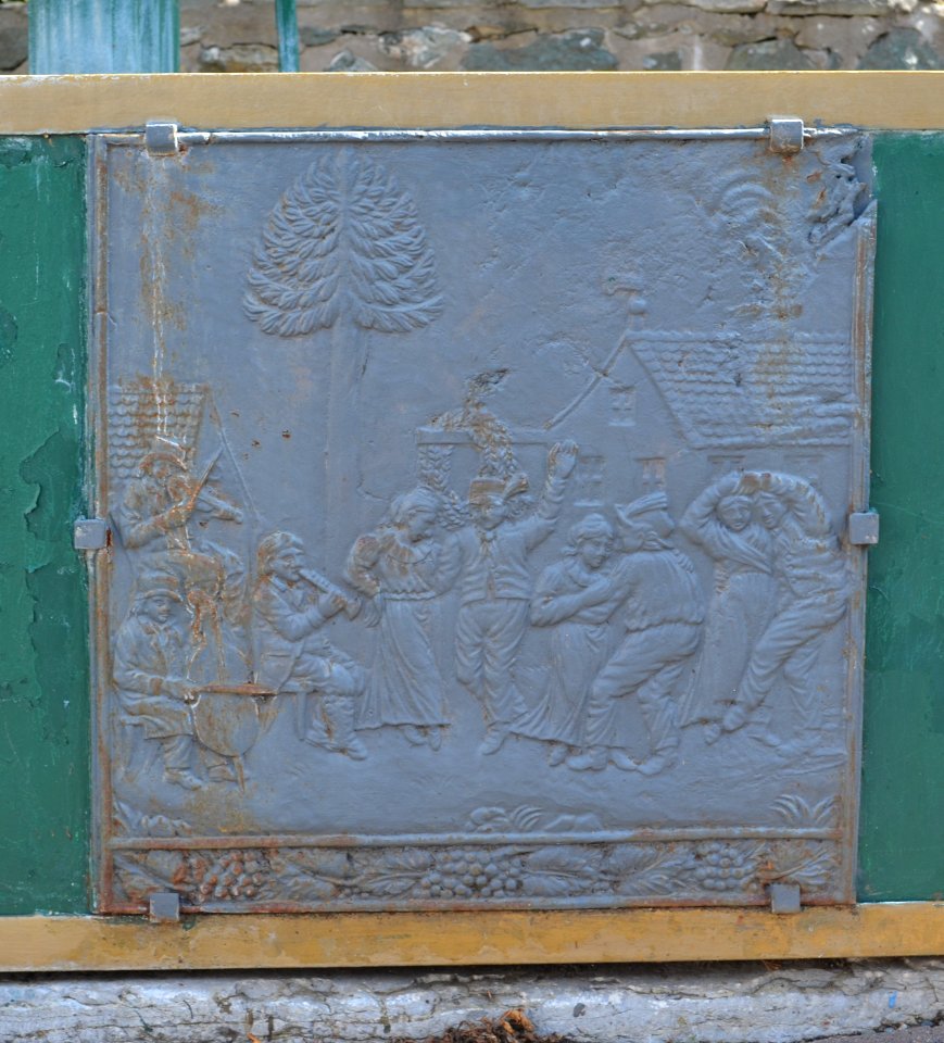 Hirschhausen, Brunnen, Detail rechts