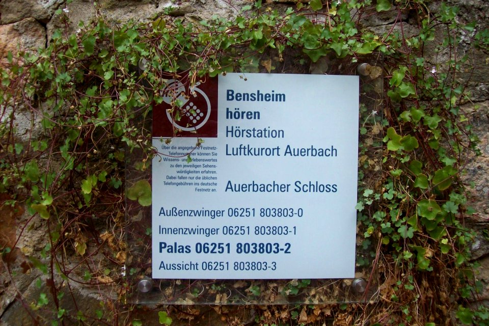 Hinweistafel auf Schloss Auerbach