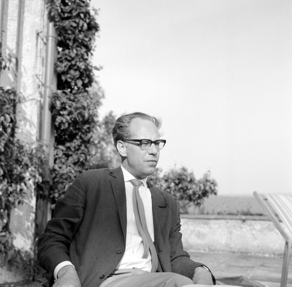 Hermann Kreiselmeier op een terras, Bestanddeelnr 254-4940