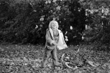Herfst in Vondelpark kindje spelen met herfstbladeren, Bestanddeelnr 928-8272