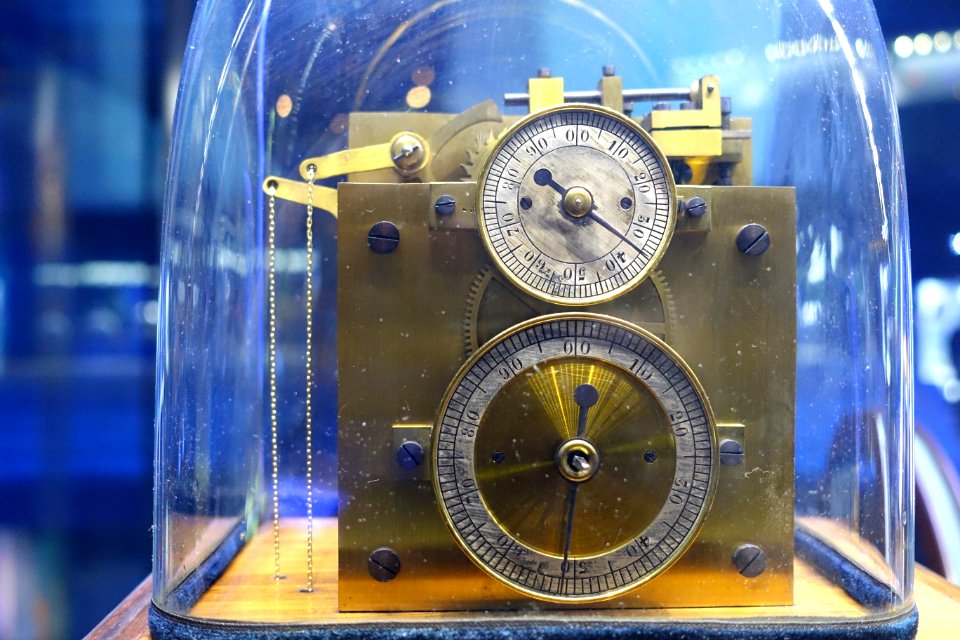 Hipp Chronoscope, c. 1890, view 2 - Museum of Science and Industry (Chicago) - DSC06508