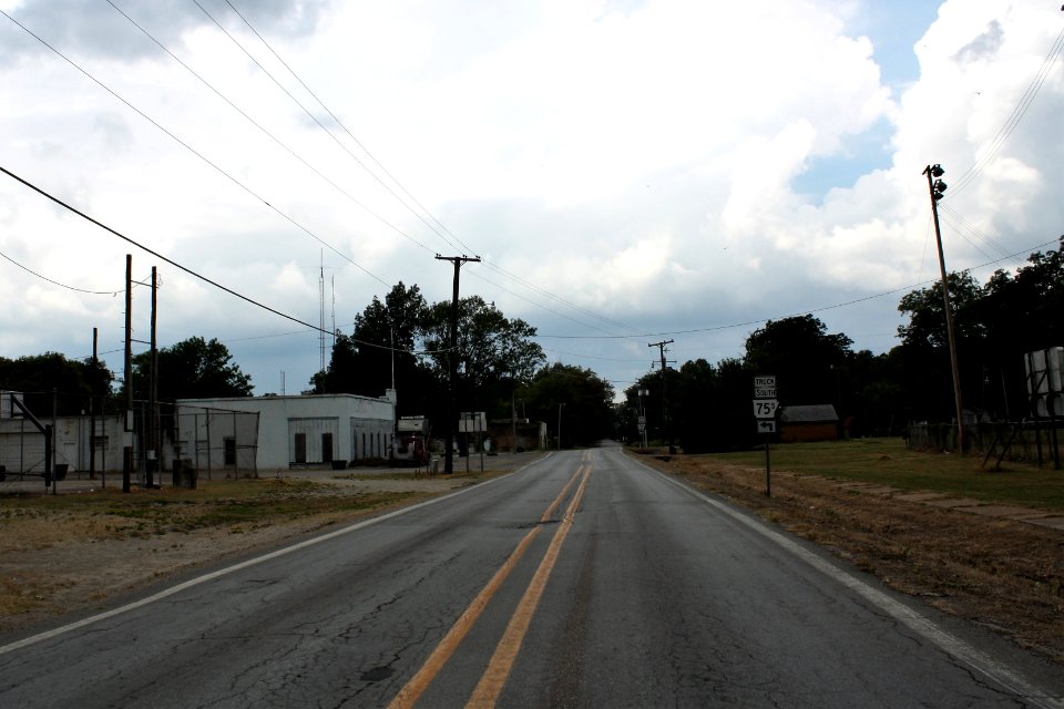 Highway 75 Spur turns left in Parkin, Arkansas
