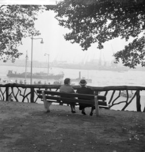 Herfst in Rotterdam. Ouden van dagen wandelen, Bestanddeelnr 913-0119