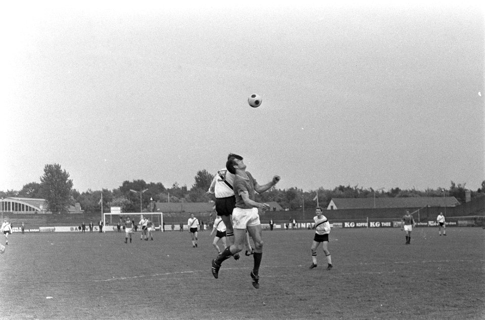 Hilversum tegen VVV 0-2, VVV naar eerste divisie, juichend gaan spelers van veld, Bestanddeelnr 920-3799