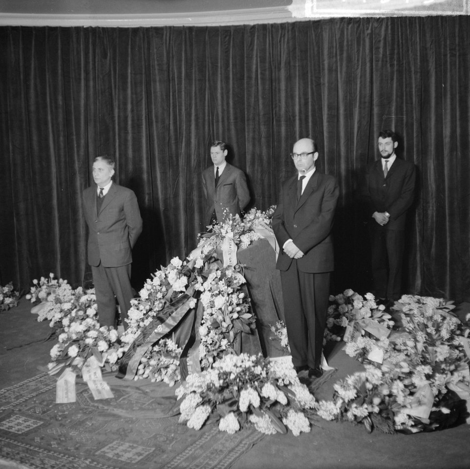 Herman Bouber vanuit Stadsschouwburg naar laatste rustplaats vertrokken, de Chap, Bestanddeelnr 914-7979