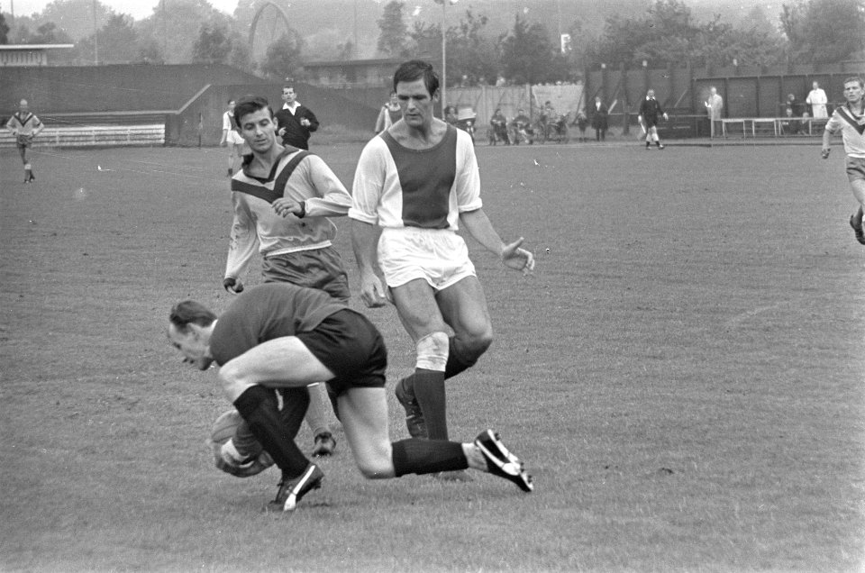 Hilversum tegen Gooiland, keeper Duits van Hilversum redt situatie voor doel, re, Bestanddeelnr 919-4309