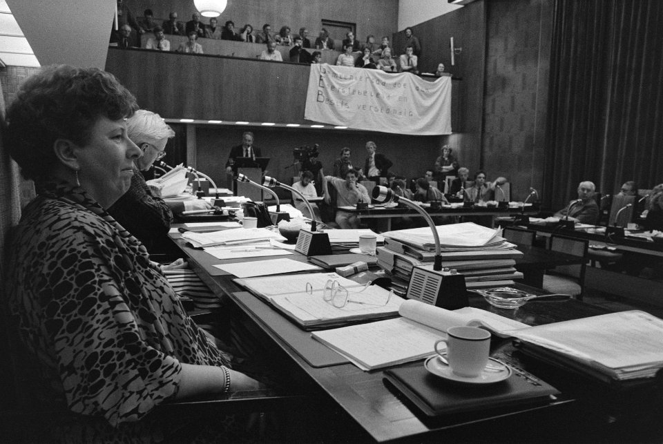 Hilversumse gemeenteraad vergadert over verkoop Mondriaan links wethouder Weyers, Bestanddeelnr 933-9467
