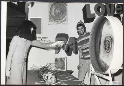 Hippy-Happybeurs in de Ahoyhal te Rotterdam. Paint a Go-Go, verfspuiten op een d, Bestanddeelnr 057-0026