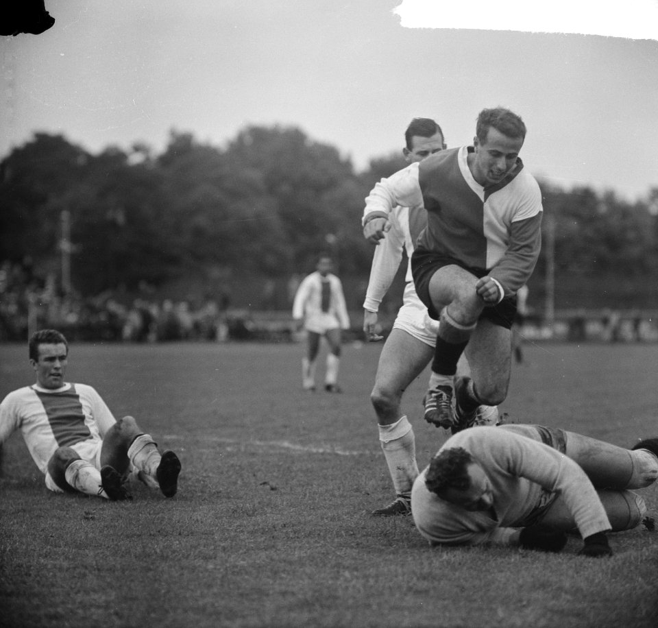 Hilversum tegen Feyenoord Bouwmeester in duel met keeper van Maren (Hilversum), Bestanddeelnr 915-5790