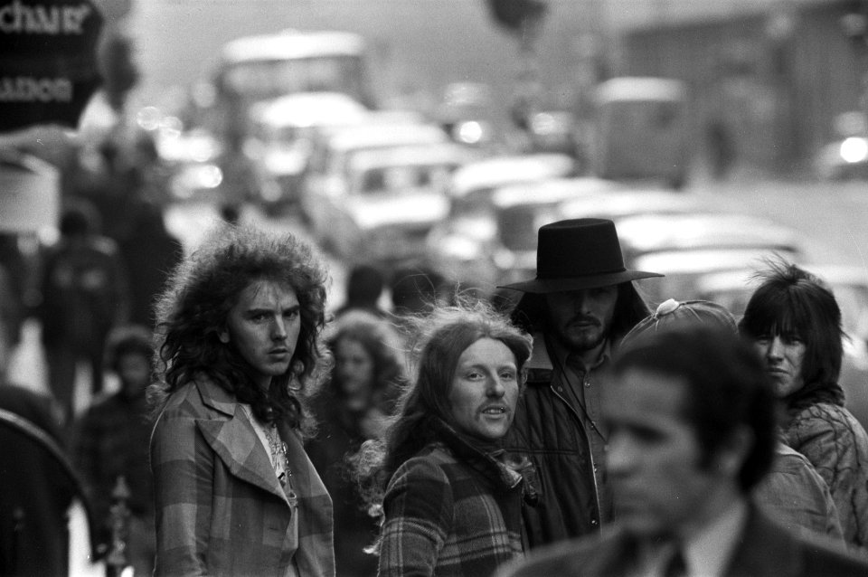 Hippies in Vijzelstraat, op achtergrond auto's, Bestanddeelnr 926-3620