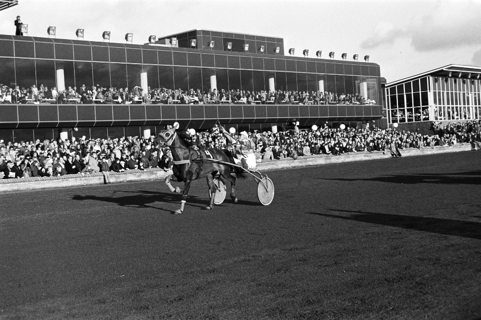 Hilversum, draverij om de Grote Kerstprijs, 9 nummer 4 Hermin du Venet met Van L, Bestanddeelnr 931-2283