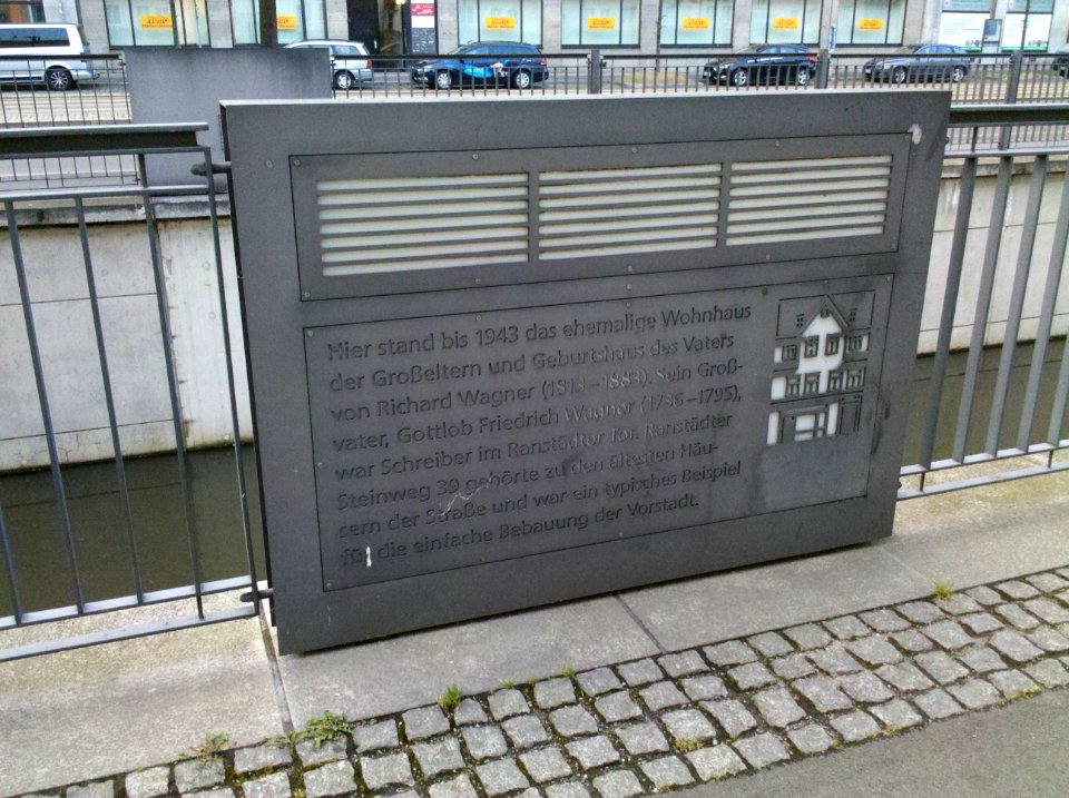 Hinweistafel auf Wagner-Wohnhaus am Elstermühlgraben im Ranstädter Steinweg im Juni 2016