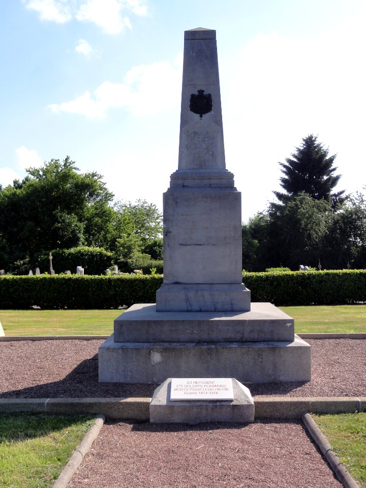 Hirson (Aisne), cimetière, fosse commune, monument aux morts roumains