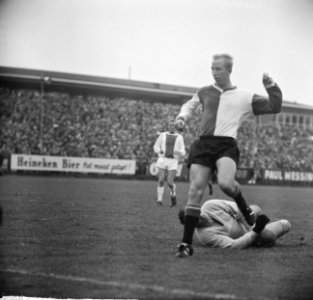 Hilversum tegen Feyenoord Henk Groot in duel, Bestanddeelnr 915-5793