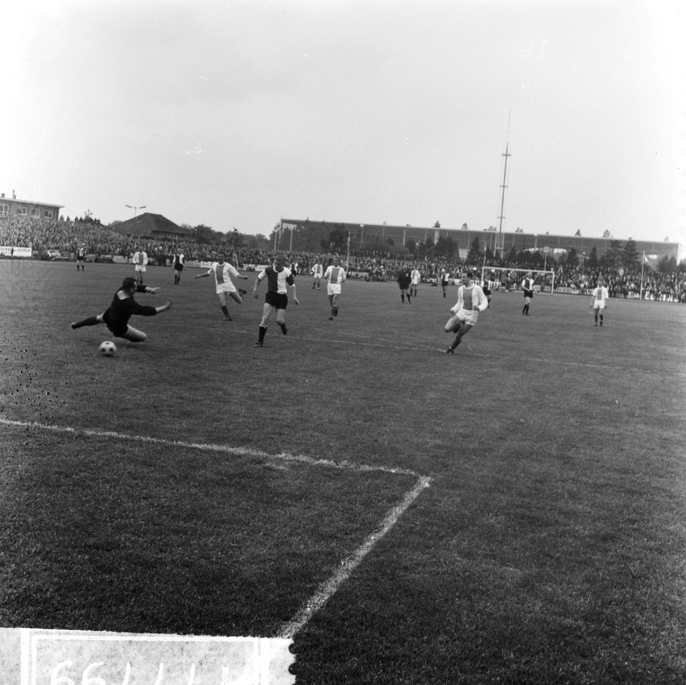 Hilversum tegen Feyenoord, Hans Venneker scoort voor Feyenoord, Bestanddeelnr 917-7799