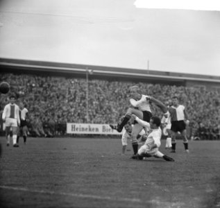 Hilversum tegen Feyenoord Henk Groot in duel, Bestanddeelnr 915-5792