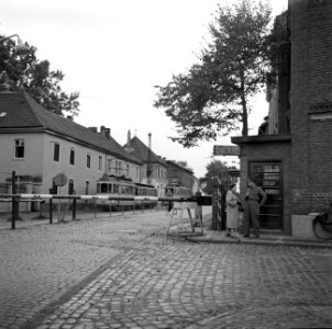 Hildegard Eschen in gesprek met een douanebeambte bij de grensovergang in de Nie, Bestanddeelnr 252-0217