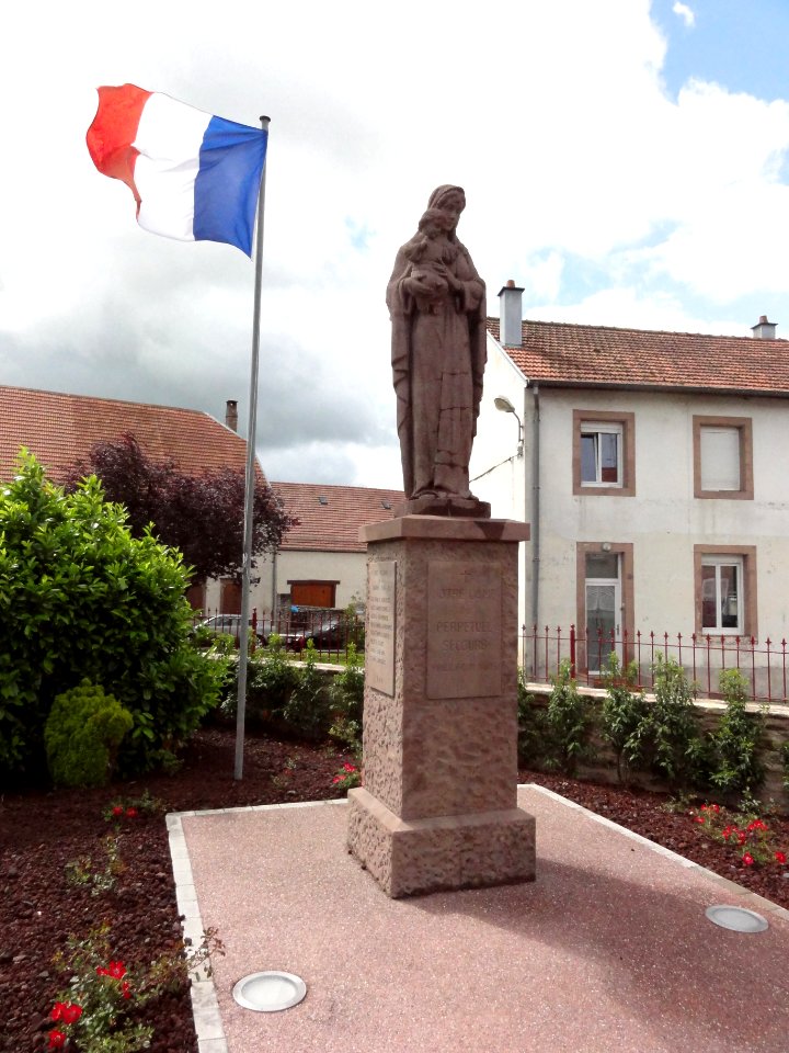 Hilbesheim (Moselle) monument aux morts avec statue Vierge et Enfant (01)