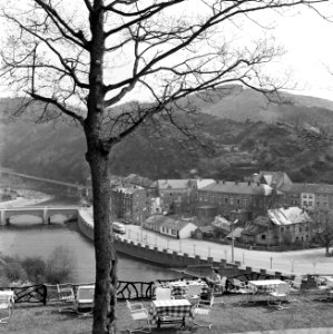 Hilde Eschen op het terras van het Chalet-Hôtel, met uitzicht op de Ourthe, Bestanddeelnr 254-3362