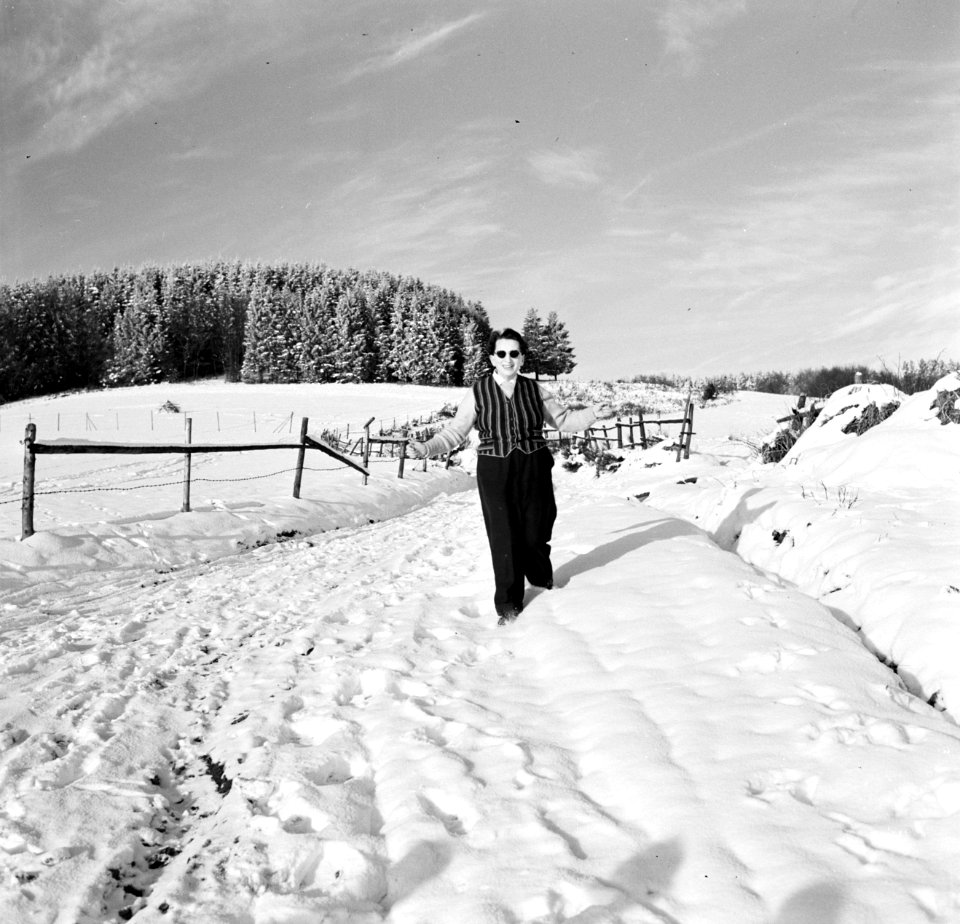 Hilde Eschen in de sneeuw, Bestanddeelnr 254-3481