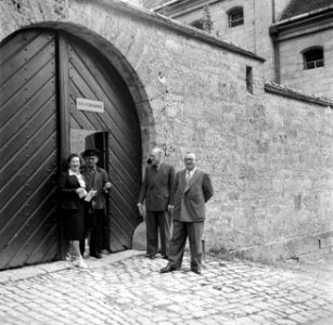 Hilde Eschen poseert bij de poort van het Kriminalmuseum, Bestanddeelnr 254-1899