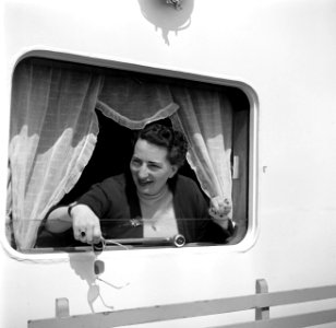 Hilde Eschen voor een raam aan boord van de Damco 9, Bestanddeelnr 254-1785
