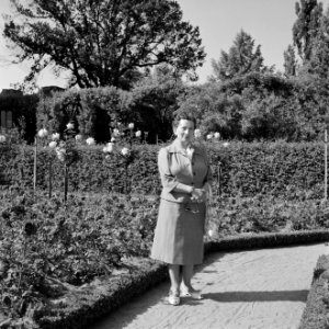 Hilde Eschen poseert in de tuin van Residenz Würzburg, Bestanddeelnr 254-3972
