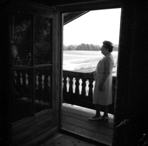 Hildegard Eschen, echtgenote van Willem Van de Poll, op een balkon in Val Levent, Bestanddeelnr 254-5089