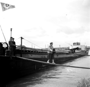 Hilde van Eschen gaat van boord van de Damco 230, links schipper Willem van Gei…, Bestanddeelnr 254-1789