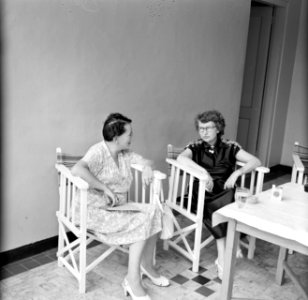 Hildegard van de Poll-Eschen en mevrouw Zaalberg op een terras, Bestanddeelnr 252-5001