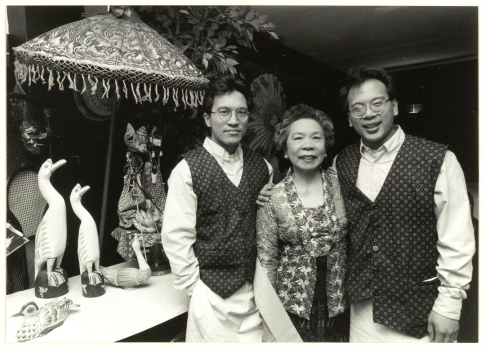 Hilda Ho, eigenaresse van het Indische restaurant Wisma Hilda aan de Wagenweg 214 met twee van haar zoons. NL-HlmNHA 54031812
