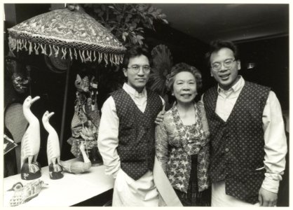 Hilda Ho, eigenaresse van het Indische restaurant Wisma Hilda aan de Wagenweg 214 met twee van haar zoons. NL-HlmNHA 54031812