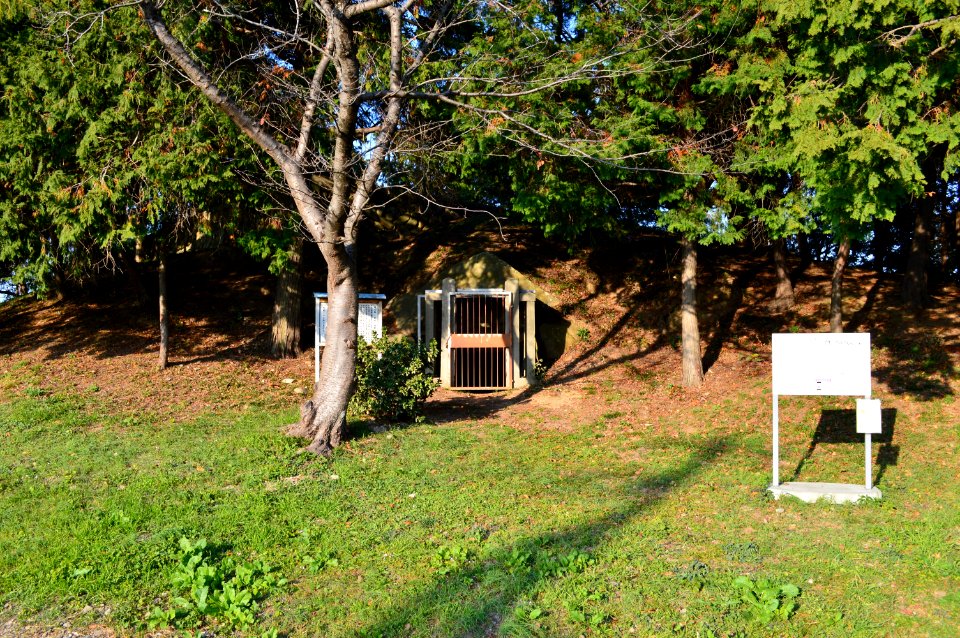 Hirazuka Kofun (Kan-onji), entrance-1